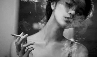 句句扎心的伤感说说：把你刻在烟上吸进肺里。离我心脏最近的距离