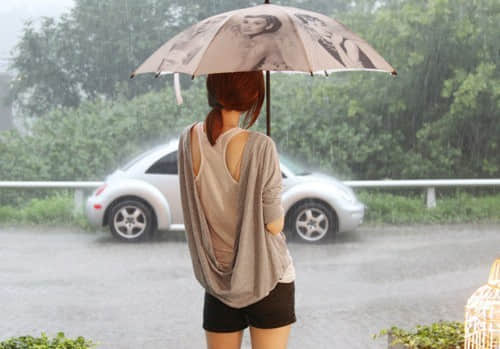 眼睛为她下着雨。心却为她打着伞。这就是爱情