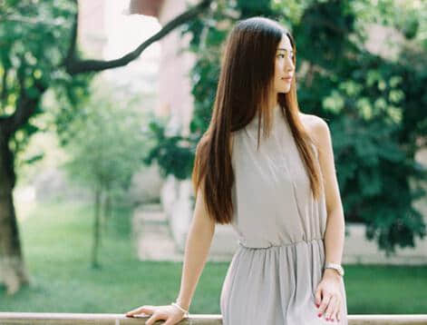 太靠近一个人。往往很难把对方真正看清楚