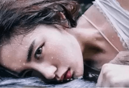 高冷难过的经典说说 何必硬撑。你又不是伞