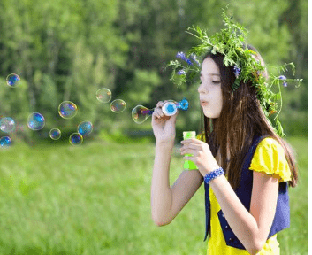 冶愈心灵的经典说说：看淡了。谁的心中都有一片花海