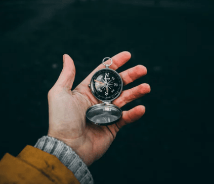 深夜发朋友圈的经典说说：人生的弓。拉得太满人会疲惫。拉得不满