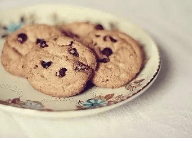 简短的经典说说：越来越喜欢虚无。逃离现实