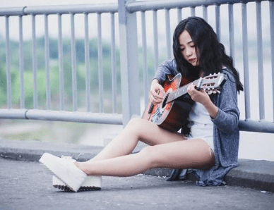 蕴含深意的经典说说：不用伪装到面目全非。不用压抑自己的心情