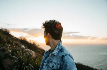 致自己的经典说说大全：人生路不必雕琢。只要踏踏实实做事。简简