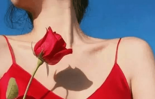 朋友圈很火的经典说说：如果快乐太难  那么祝你腰缠万贯