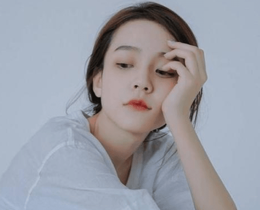 朋友圈点赞很高的经典说说：有些人就算看清了你照样放不下＂