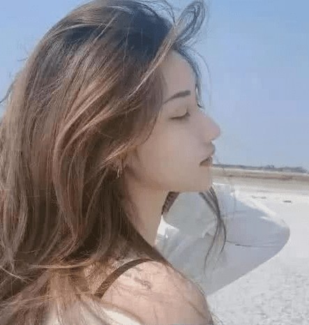 空间最近很火的句子：余生愿你有酒有她。而我一人浪迹天涯