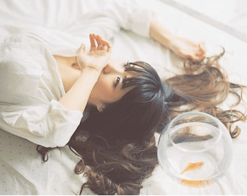 现实有道理的经典说说：没有人能够永远年轻,但永远有人正年轻着