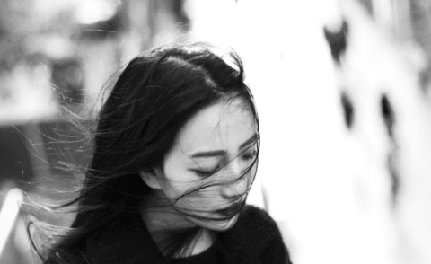 qq空间的经典说说大全：你风尘仆仆走向我,胜过世间所有的温柔