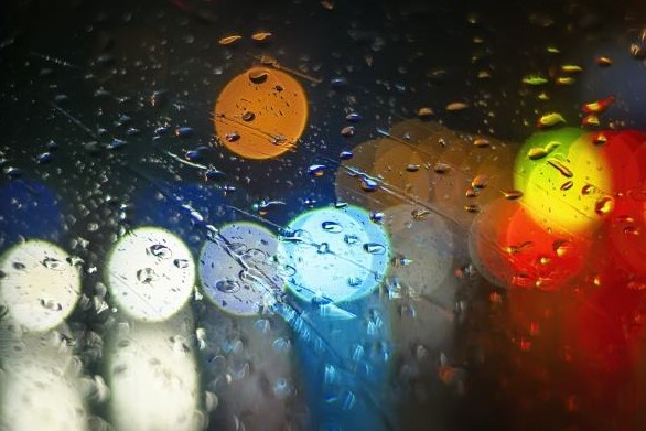 下雨天心情忧伤的说说 一场雨把我困在这里