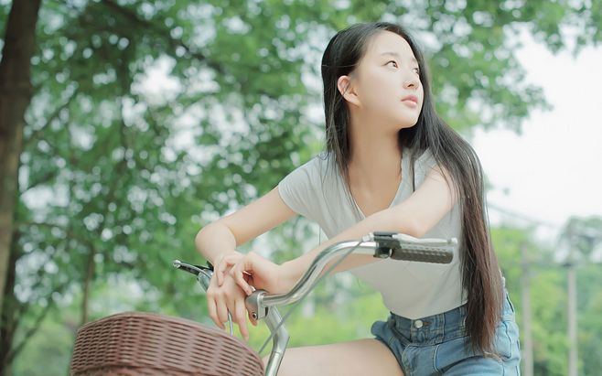 记得当时年纪小。你爱谈天我爱笑