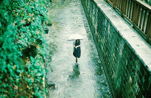 QQ空间最新雨天说说： 雨是揉碎的诗。诗是绵延的雨！