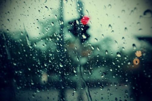 心情不好的说说 雨中的伤感谁能懂