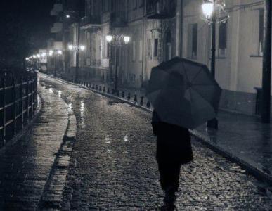 下雨时又想起远方的那个他。突然想哭的伤感说说