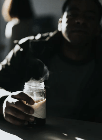 一个人很丧、看完值得收藏的伤感说说：爱你的人会牵你的手 而不