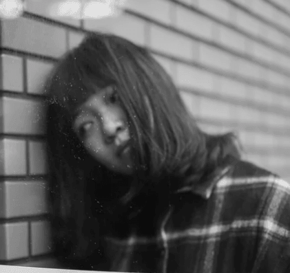 绝望在崩溃的边缘伤感说说：我们是不是都疯了。把情人当成敌人了