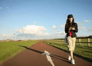 痛到心里的伤感说说：爱不爱是其次。相处不累才最重要