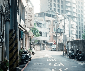 想哭的伤感说说：我和你以笑开始。以吻转浓。以泪结束