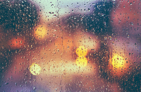 适合下雨天看的伤感说说：如果我每次在大街上想哭的时候下雨就好