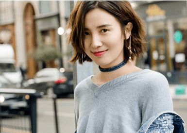 伤感说说大全：与其给我海誓山盟。不如陪我走过每个春夏秋冬