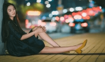 QQ空间的伤感说说：有时候你为一个人倾尽一切。却比不过别人什么