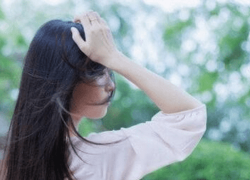 要放手的上伤感说说：给不了一个人幸福。但至少你可以给她让路