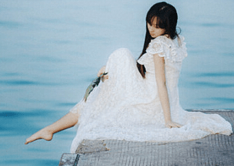 适合发朋友圈的伤感说说：你身边太挤了。恰好我又是一个与世无争