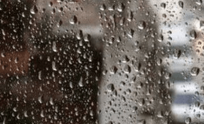 关于下雨天的伤感说说：下雨天。突然好想出去淋雨。好让自己清醒