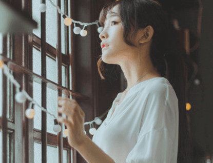 适合发朋友圈的伤感说说：我颠倒了整个世界。只为寻找世上独一无