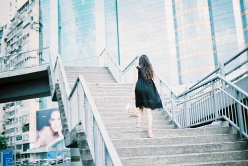 情感上受伤的爱情短语 守着回忆。维持着想念