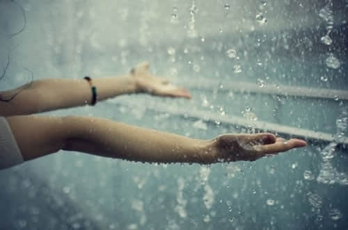 下雨天的心情说说 撑着伞在雨中无力的走着