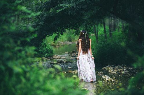 女生伤感句子：左眼的雨势渐微。右眼还是射进暖阳