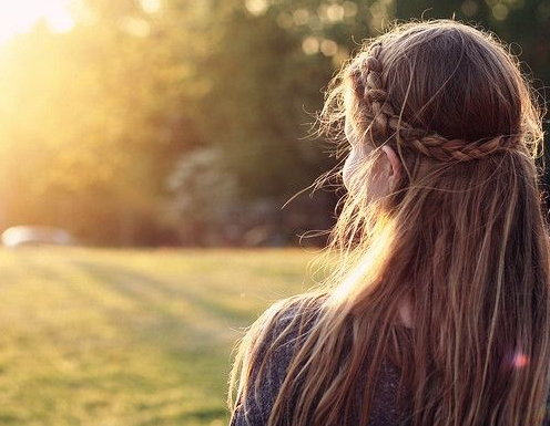 女生伤感句子：左眼的雨势渐微。右眼还是射进暖阳