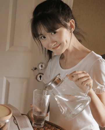 心如刀割的爱情说说：我爱的人。他心里的每寸都属于另个人