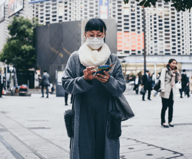 发朋友圈必火的爱情说说：不好的爱情让人变成疯子。好的爱情让人
