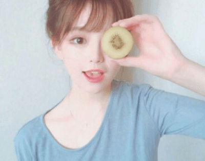 关于爱情的说说：爱情的路上。两个人就好。三个人太多