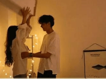 简短唯美动人的爱情说说：因为太喜欢你。所以看谁都像是情敌