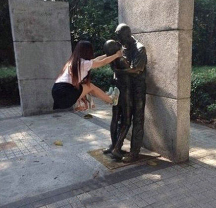 同学帮我补习了三个月。终于。他的成绩也降下来了