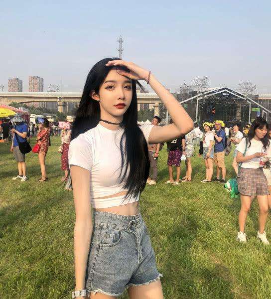 你觉得你自己又丑又穷得时候。不要悲伤。至少你的判断还是对的