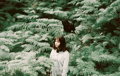 致女人的一句话：女人不必太美。只要有人深爱