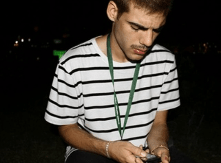 挽回爱情最打动人的说说：就算是紧握住你的手。我还是觉得那么空