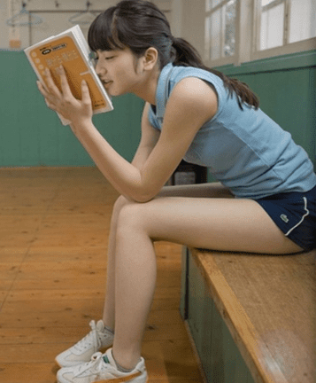 爱情说说：在错的时间。遇见对的人。是一阵叹息、