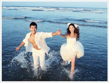 QQ情侣朋友圈个性签名说说：碧海蓝天白婚纱。还有我独爱的他