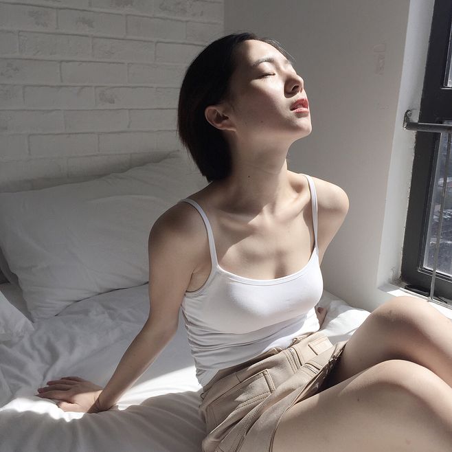 假如情感和岁月也能悄悄撕碎。扔到海中。那么。我乐意从此就在海底沉默