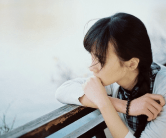 心情极差的说说：爱上一个人的时候。总会有点害怕。怕得到他。又怕失去他