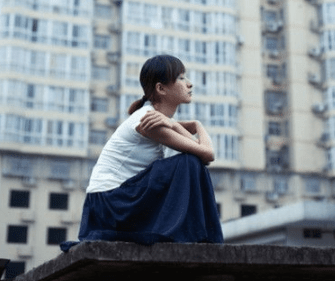 爱情悲伤句子说说心情：世界上未有未完成的故事。只有未死的心
