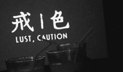 QQ搞笑说说大全：帮我告诉你女友她不是我的对手