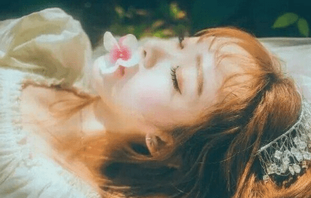 失眠的心情说说： 曾经牵手的手指。夜里独自合十