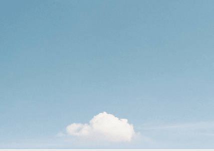 朋友圈点赞很高的心情说说：我不够优秀倒也干净,总是在笑却快乐